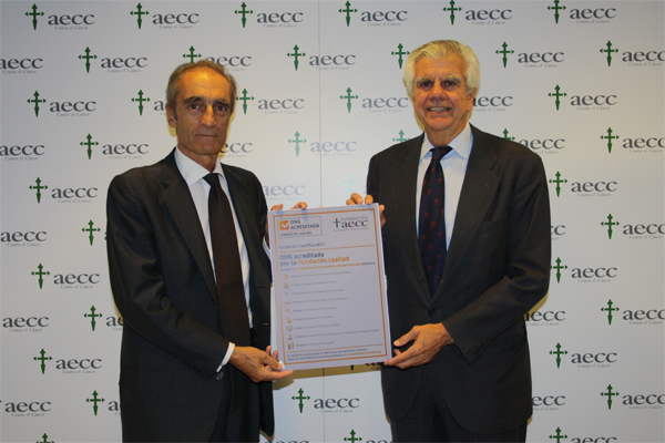 Salvador García-Atance, presidente de la Fundación Lealtad, e Ignacio Muñoz Pidal, presidente de la AECC y de la Fundación Científica AECC, durante la entrega del Sello ONG Acreditada