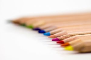 primer plano de lápices de colores de madera
