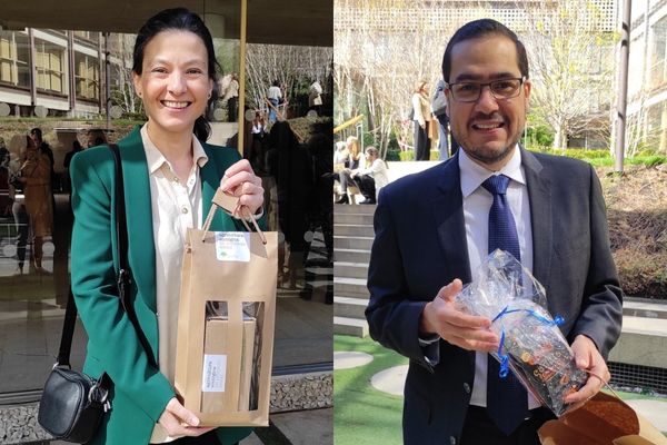 Los ponentes reciben regalos solidarios de dos ONG Acreditadas: Atades y Proyde. Un lote de mermeladas y café y chocolate de comercio justo