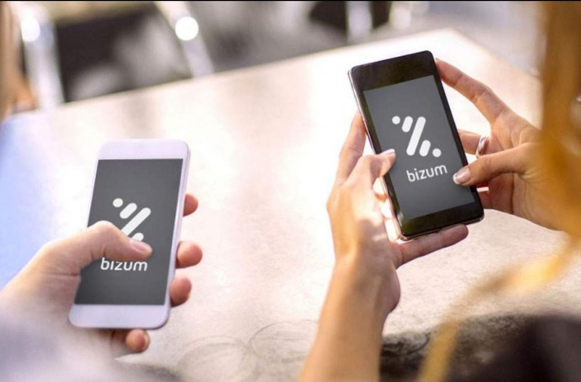 Personas usando la aplicación móvil de Bizum ONG