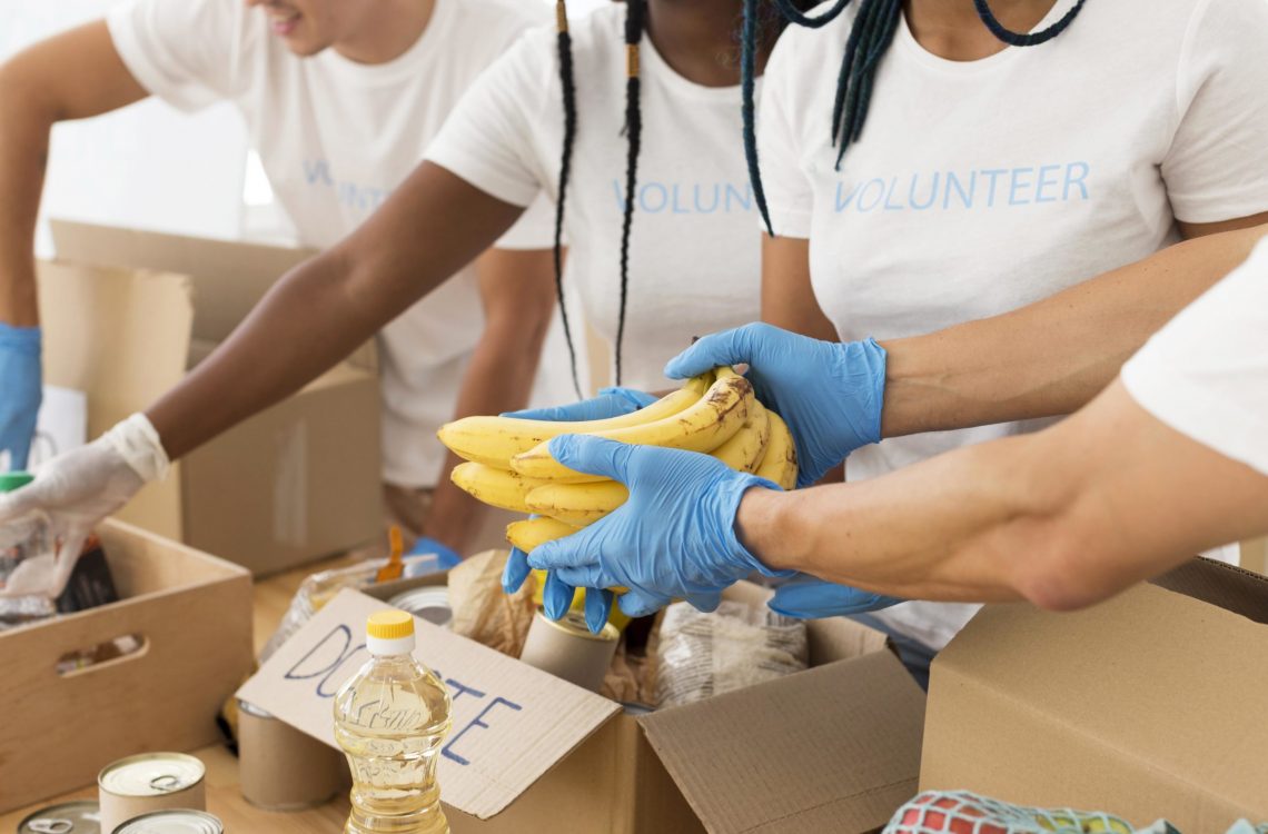 Voluntarios de ONG con cajas de comida